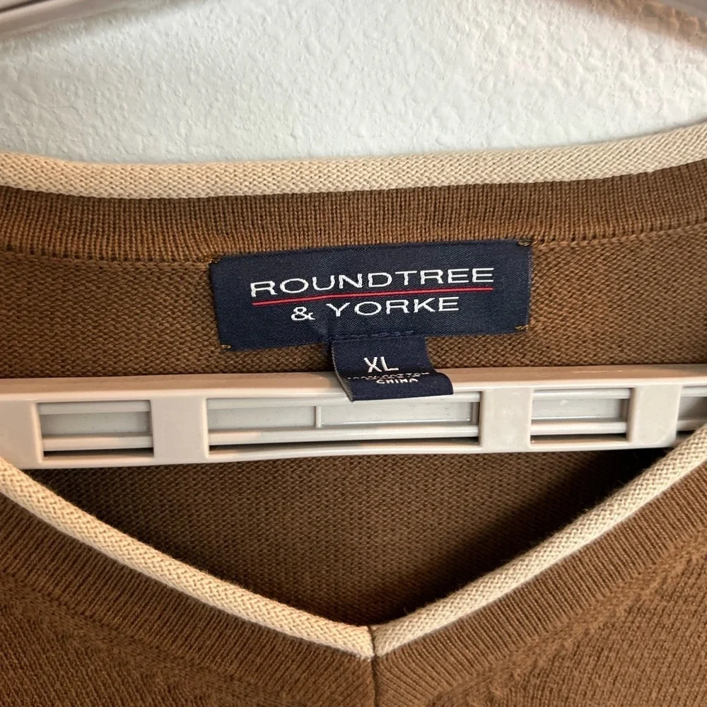 Roundtree & Yorke Men’s V Neck Tan Sweater Size XL